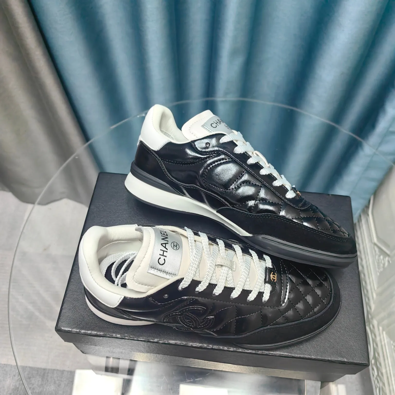 👟👟Ex-factory price 520👟👟 Chanel Chanel - 2024 counter top casual sports shoes This classic design; the upper is electro-embroidered with a variety of techniques; the outsole is fashionable and sporty; it is unusual to incorporate a variety of color matching elements... The diversified mix and match is very beautiful and versatile, casual, fashionable, sports and outdoor can be taken into account... ꫛꫀꪝ Go➫ Material: ❶Upper made of: Original imported mixed-breed sheep ❷Inside made of: original imported breathable sheepskin ❸Outsole based on: original TPU outsole Full set of boutique packaging for women 35–41